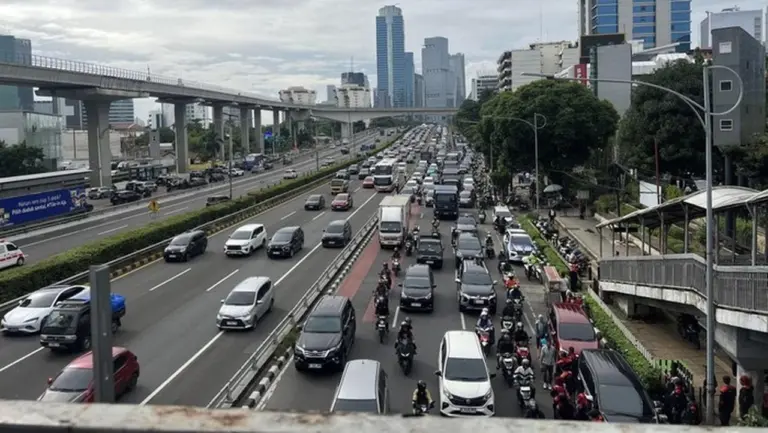 Demo Buruh di Depan Kemnaker Berakhir, Arus Lalu Lintas Jalan Gatot Subroto Arah Cawang Padat Merayap Demo Buruh di Depan Kemnaker Berakhir, Arus Lalu Lintas Jalan Gatot Subroto Arah Cawang Padat Merayap