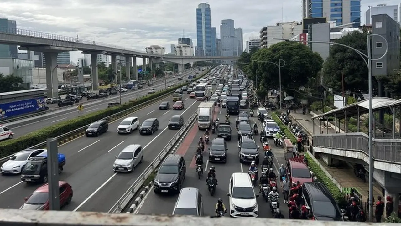 Demo Buruh di Depan Kemnaker Berakhir, Arus Lalu Lintas Jalan Gatot Subroto Arah Cawang Padat Merayap