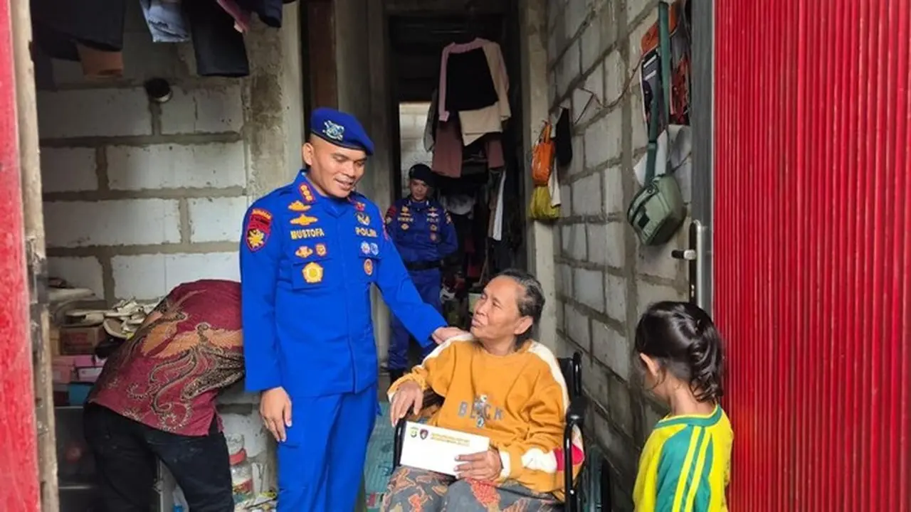 Polairud PMJ Berbagi Kursi Roda untuk Lansia Disabilitas di Pesisir Jakarta Utara
