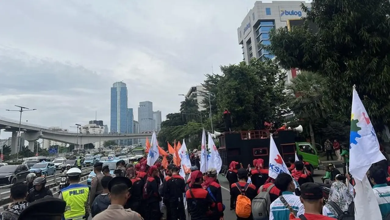 Massa Buruh Pindah Lokasi Demo dari DPR ke Kantor Kementerian Ketenagakerjaan