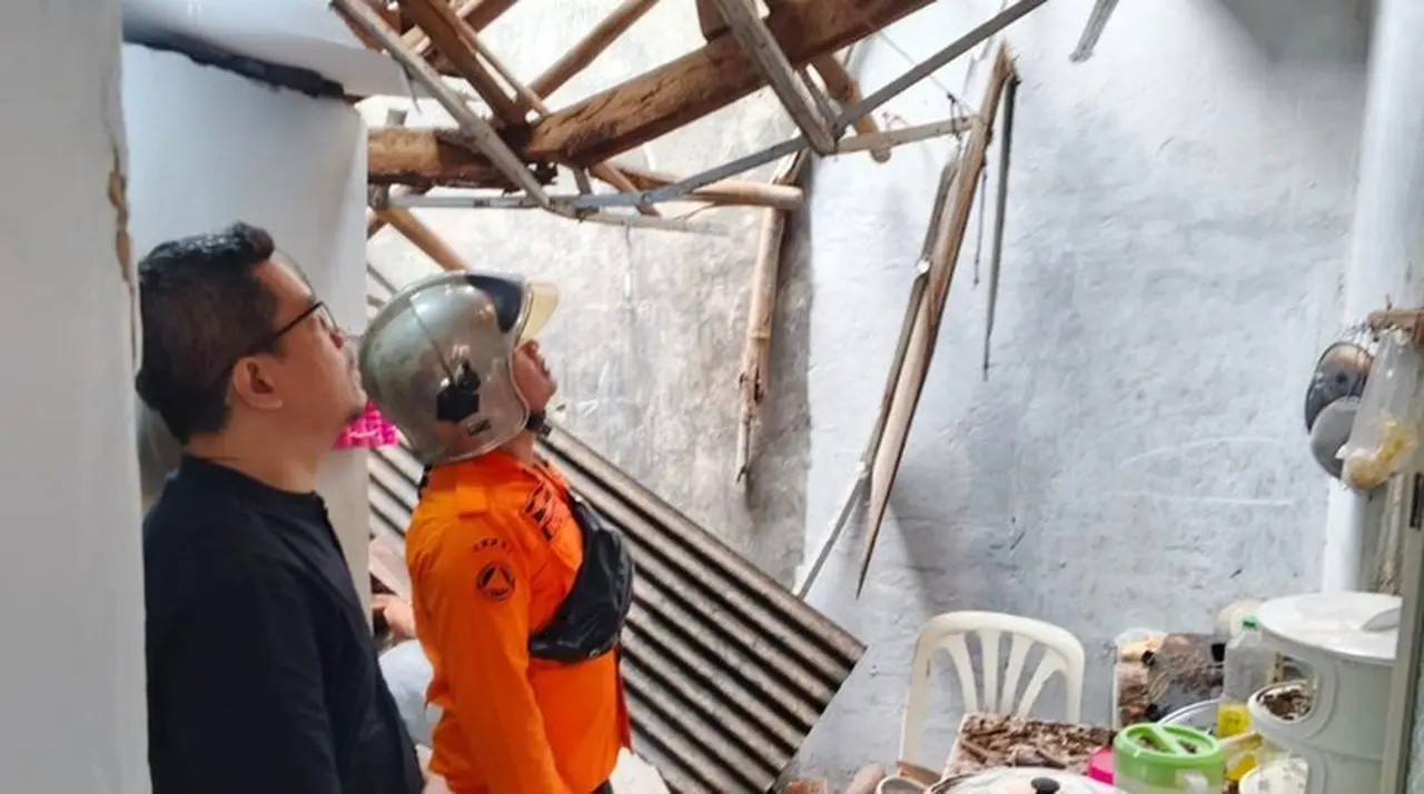 Atap Rumah Warga Tanah Sareal Bogor Ambruk Akibat Hujan Deras dan Bangunan Lapuk Atap Rumah Warga Tanah Sareal Bogor Ambruk Akibat Hujan Deras dan Bangunan Lapuk