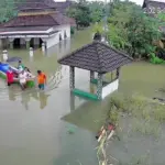 Banjir Pati Meluas, Jenazah Warsono Diantar Perahu ke Pemakaman