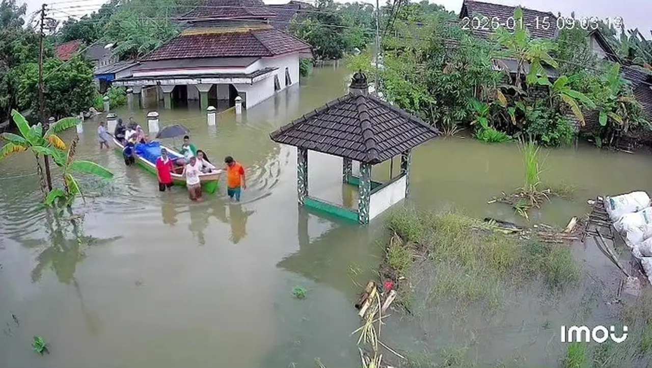 Banjir Pati Meluas, Jenazah Warsono Diantar Perahu ke Pemakaman