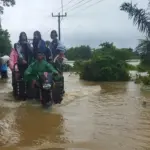 Banjir Pandeglang: Warga Manfaatkan Ojek Tossa untuk Jasa Antar Jemput dan Cari Cuan