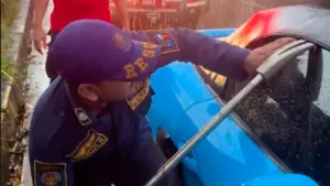 Kunci Tertinggal di Porsche, Damkar Bogor Pecahkan Kaca Atas Izin Pemilik