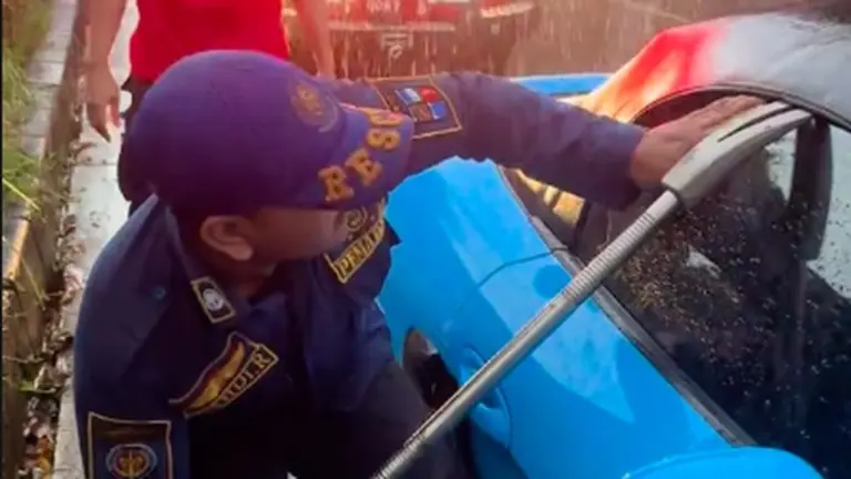 Kunci Tertinggal di Porsche, Damkar Bogor Pecahkan Kaca Atas Izin Pemilik