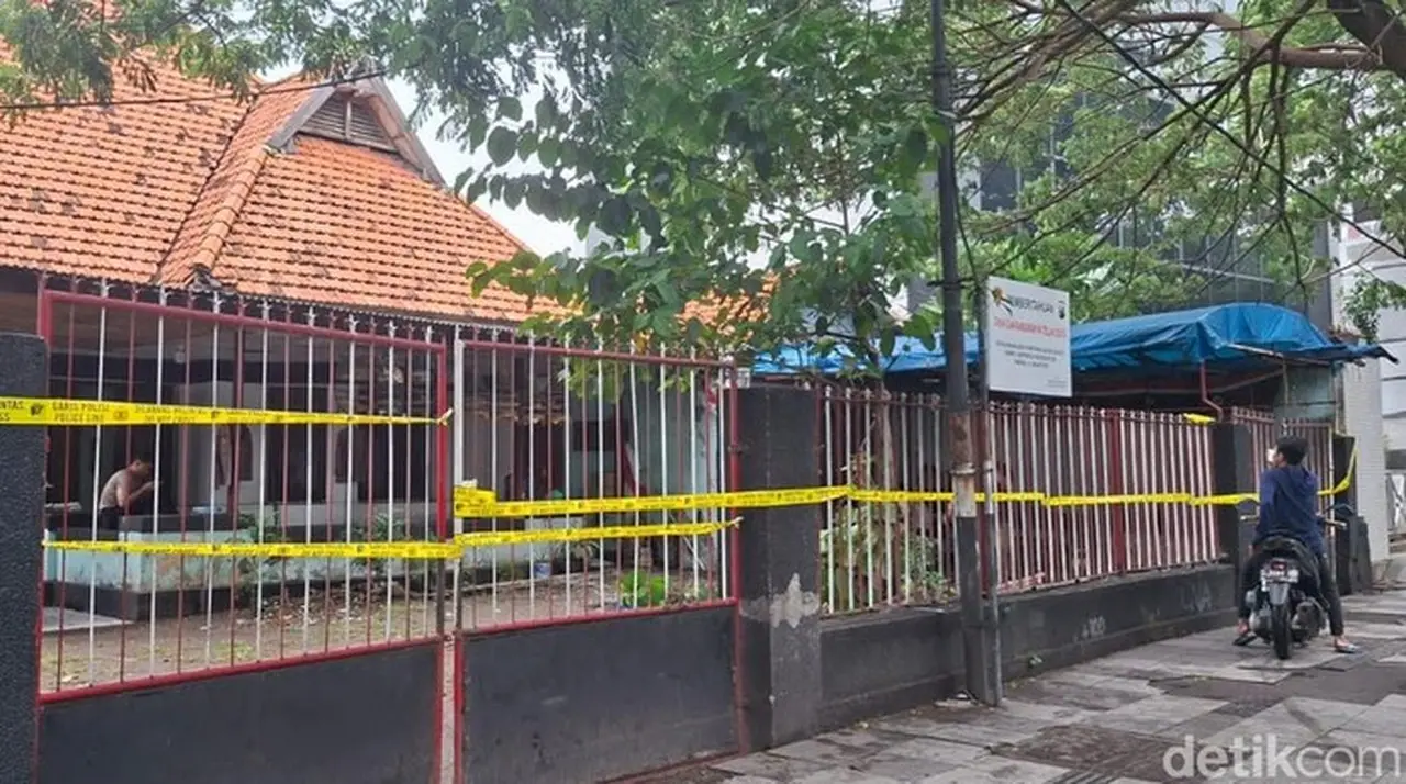 Kantor Ormas Madas di Surabaya Disegel Polisi Terkait Dugaan Mafia Tanah Kantor Ormas Madas di Surabaya Disegel Polisi Terkait Dugaan Mafia Tanah