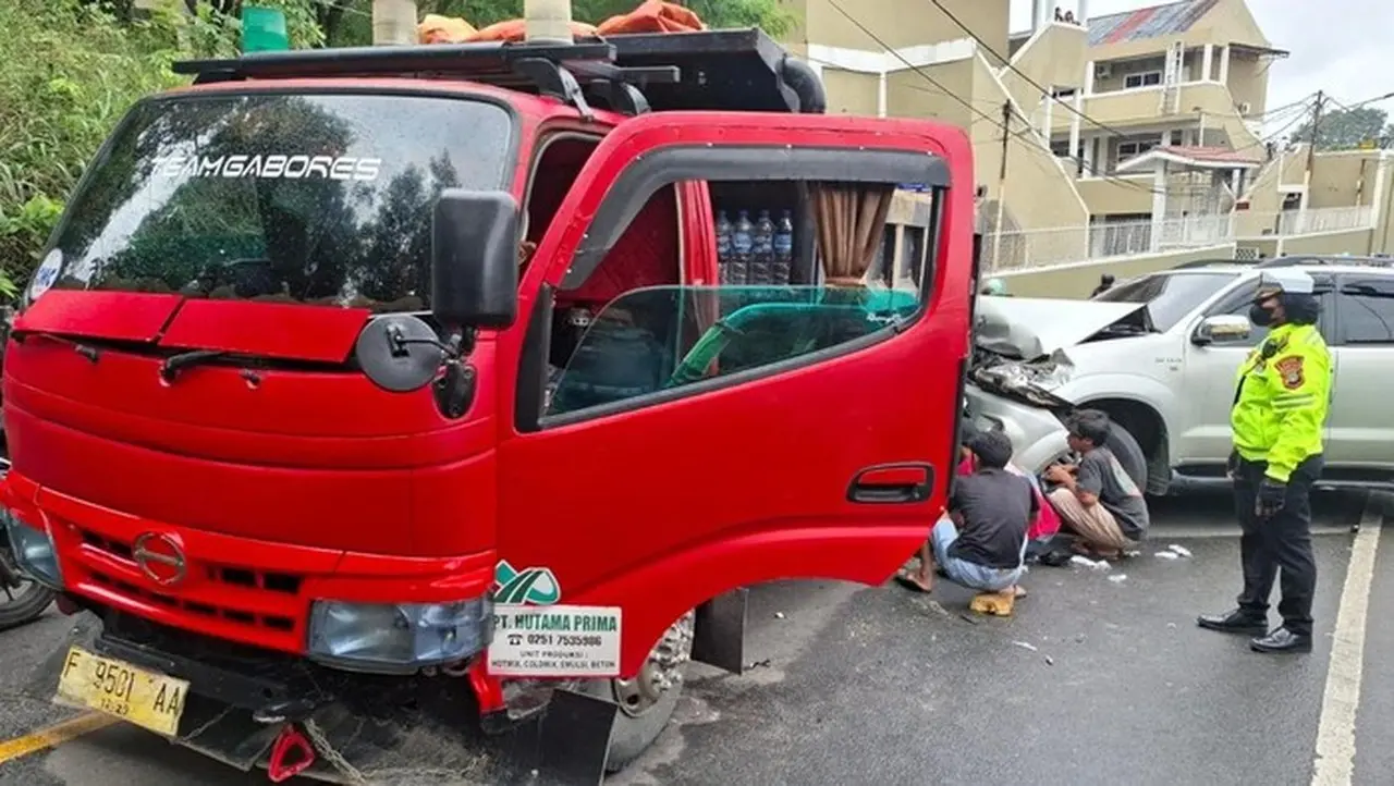 Bhayangkari Cantik Ini Rela Mobilnya Ringsek Demi Selamatkan Pemotor dari Truk Mundur di Depok Bhayangkari Cantik Ini Rela Mobilnya Ringsek Demi Selamatkan Pemotor dari Truk Mundur di Depok