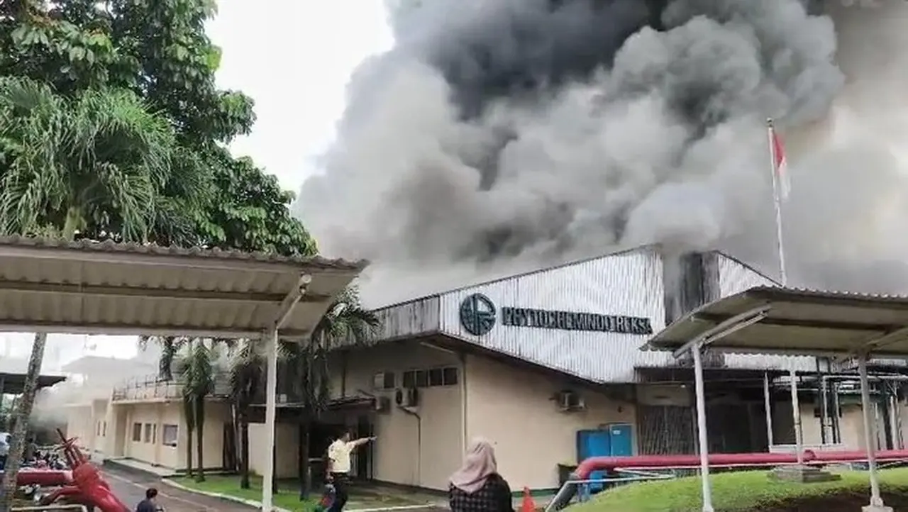 Pabrik Herbal Gunung Putri Bogor Terbakar Hebat, 5 Unit Damkar Berjibaku Padamkan Api