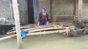 Banjir Bandang Pandeglang: Rumah Hancur, Modal Usaha Asniah Rp 1,7 Juta Lenyap