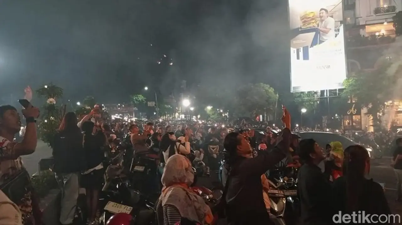 Malam Tahun Baru 2026: Tugu Kujang Bogor Dipadati Warga dan Pengendara Motor Malam Tahun Baru 2026: Tugu Kujang Bogor Dipadati Warga dan Pengendara Motor