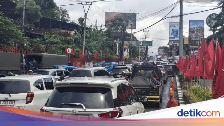 Long Weekend, Jalur Puncak Bogor Padat Merayap di Sejumlah Titik