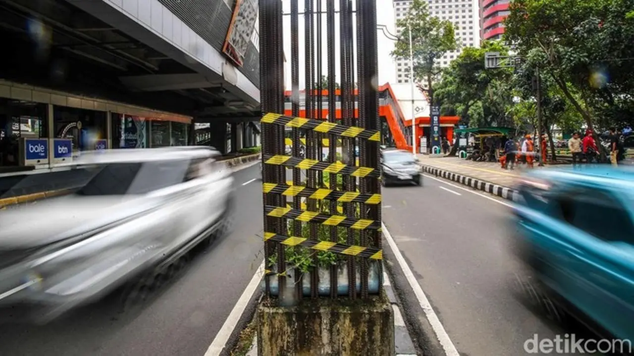 Warga Jakarta Berharap Pembongkaran Tiang Monorel Mangkrak Segera Tuntas