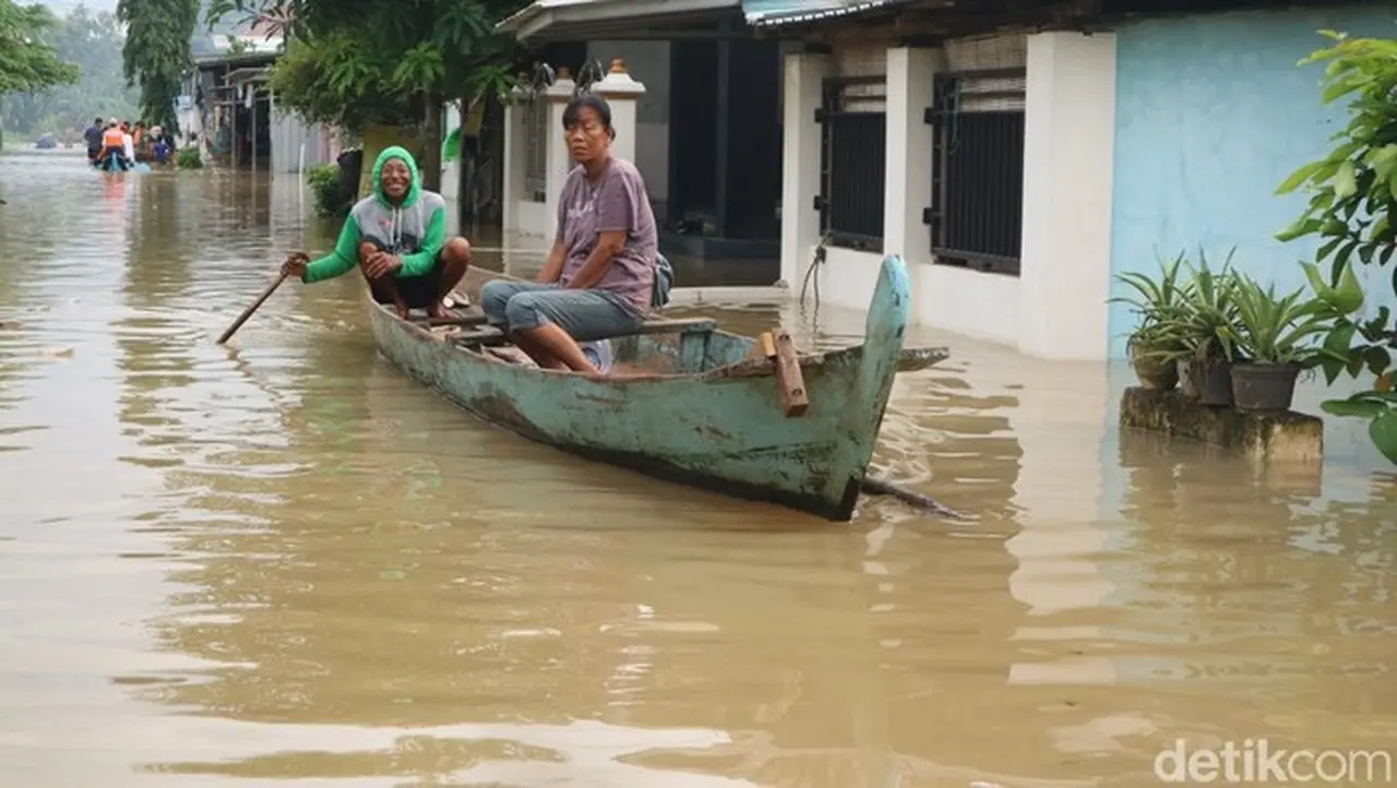Banjir Pati Hampir Sepekan, Warga Terpaksa Gunakan Perahu untuk Cari Makan