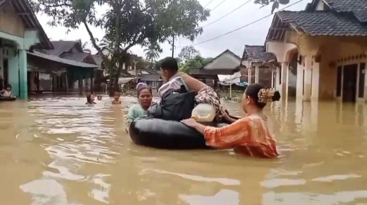 Banjir Pandeglang: Logistik Menipis, Warga Keluhkan Kebutuhan Bayi dan Air Bersih Mendesak