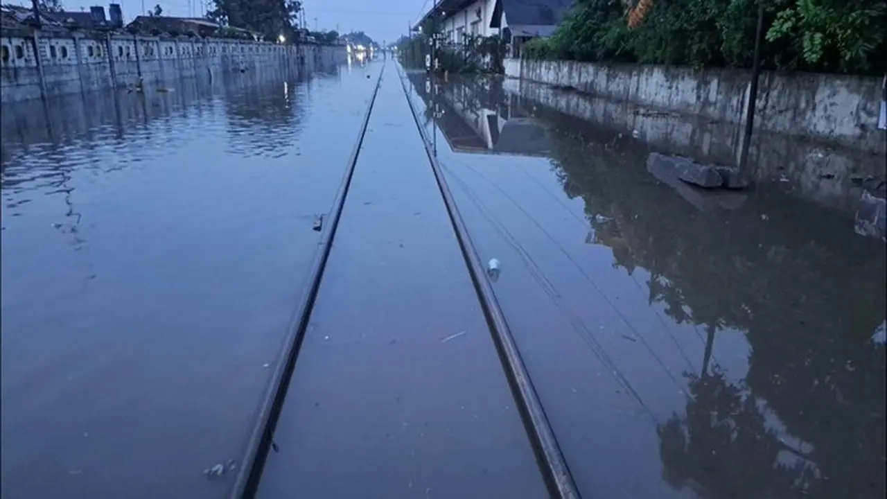 Banjir Pekalongan-Sragi Lumpuhkan Jalur Kereta, 7 KA Tertahan dan 4 KA Dialihkan