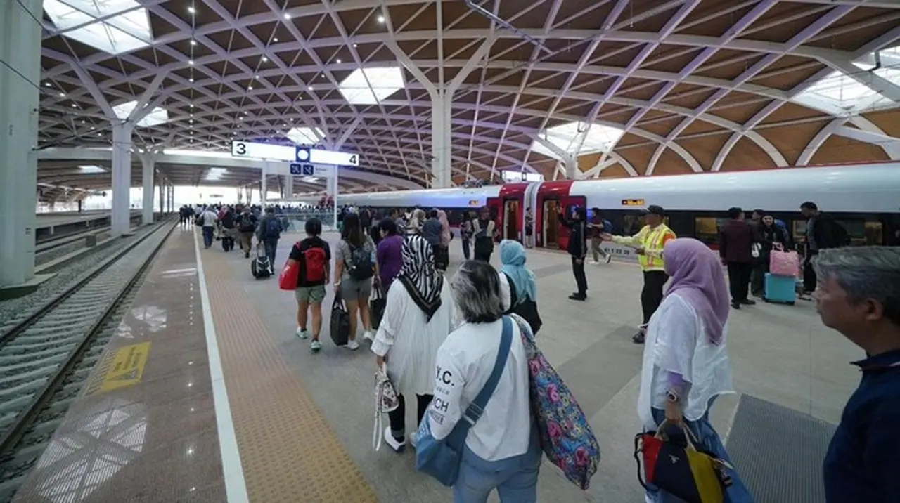 Stasiun Whoosh Terintegrasi Penuh: Mudahkan Penumpang dengan Beragam Pilihan Transportasi Umum