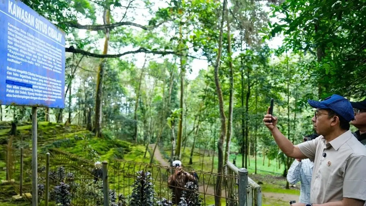 Menbud Fadli Zon Tinjau Situs Cibalay Bogor, Dorong Riset Warisan Budaya