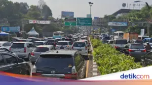 Volume Kendaraan Meningkat, Polisi Terapkan One Way di Jalur Puncak Bogor Sabtu Pagi