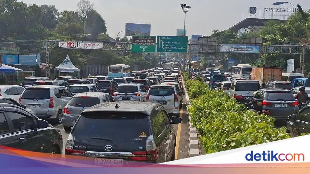 Volume Kendaraan Meningkat, Polisi Terapkan One Way di Jalur Puncak Bogor Sabtu Pagi