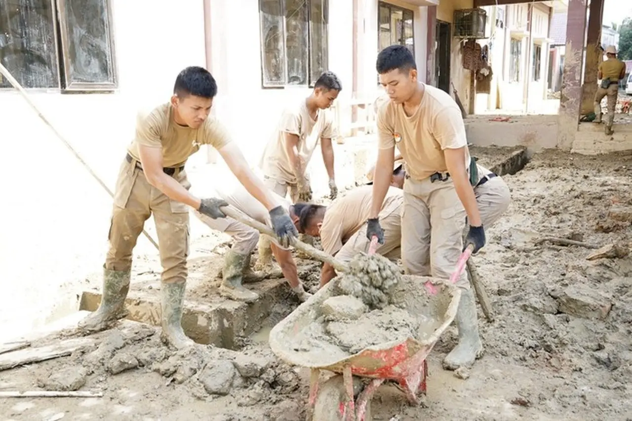 Praja IPDN Berjibaku Bersihkan Kantor Dinkes Aceh Tamiang, Progres Capai 80 Persen