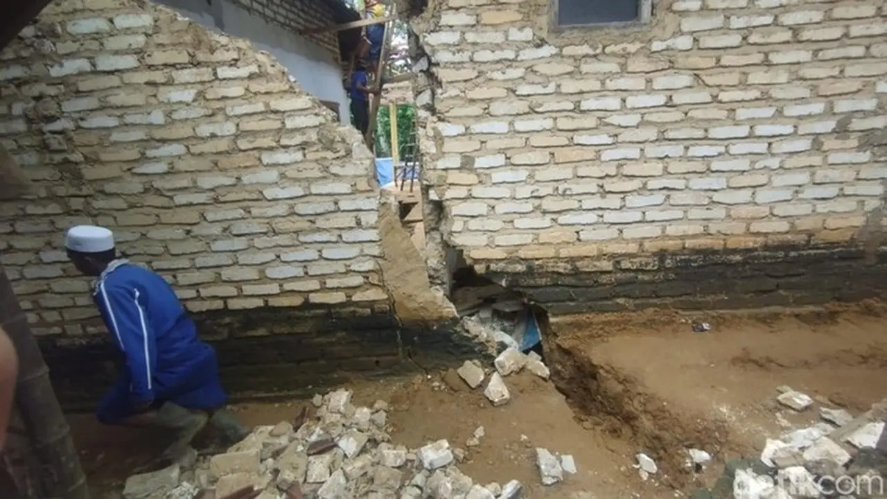 Tanah Bergerak di Pamekasan: Rumah Warga Terbelah Akibat Hujan Intensitas Tinggi