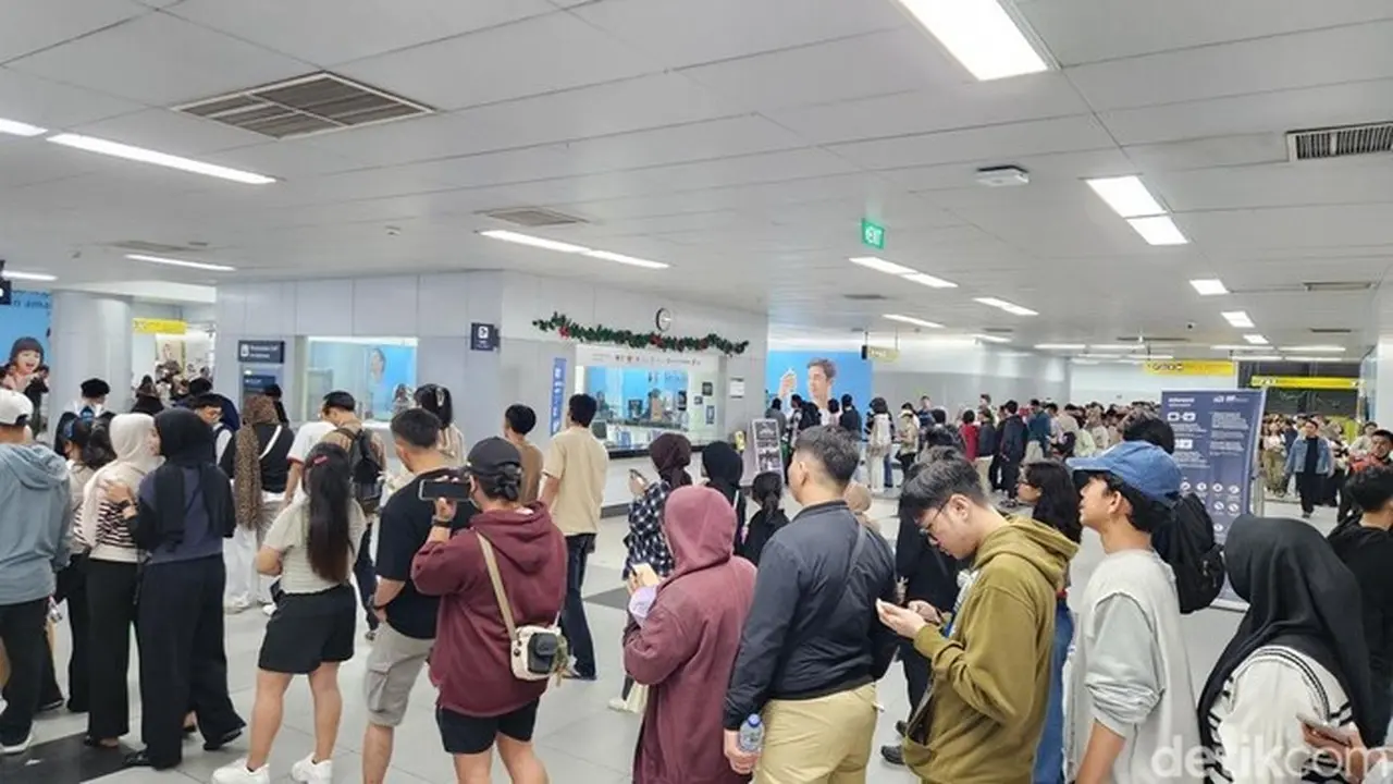 Usai Pesta Tahun Baru, Stasiun MRT Bundaran HI Membludak Dini Hari Usai Pesta Tahun Baru, Stasiun MRT Bundaran HI Membludak Dini Hari