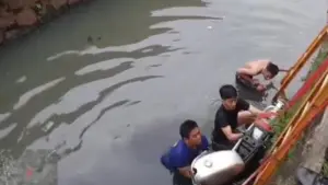 Pengendara Oleng, Motor dan Pengendaranya Nyemplung ke Kali Cileungsi Bogor