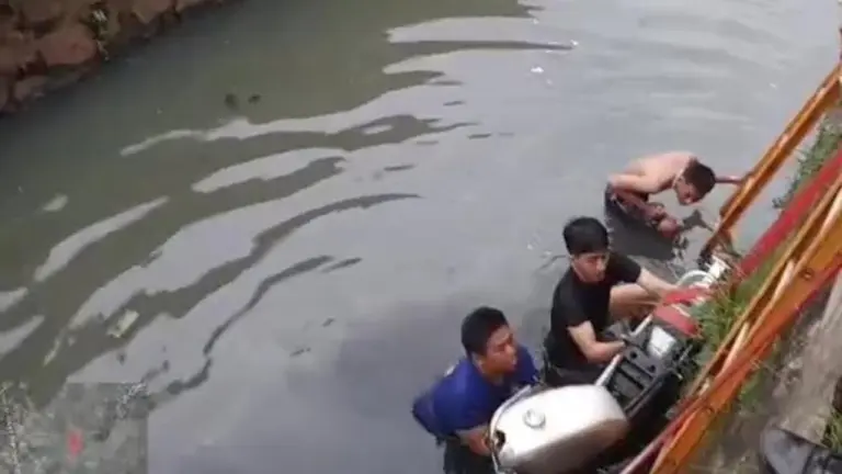 Pengendara Oleng, Motor dan Pengendaranya Nyemplung ke Kali Cileungsi Bogor