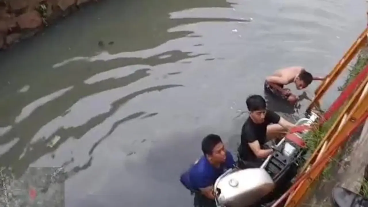 Pengendara Oleng, Motor dan Pengendaranya Nyemplung ke Kali Cileungsi Bogor