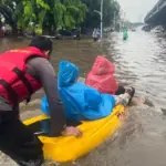 Banjir Pulogadung dan Kebon Pala: Polisi Turunkan Perahu Bantu Warga Terdampak