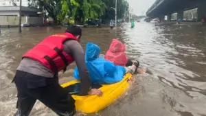 Banjir Pulogadung dan Kebon Pala: Polisi Turunkan Perahu Bantu Warga Terdampak