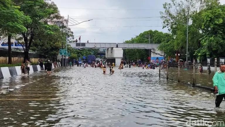 Jalan Gunung Sahari Jakarta Pusat Terendam Banjir, Arus Lalu Lintas Lumpuh Total