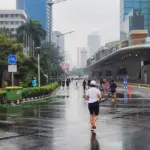 Gerimis Tak Surutkan Semangat Warga Berlari di CFD Bundaran HI Jakarta