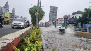 Banjir 30 Cm di Depan Balai Samudera Jakut, Contraflow Diberlakukan