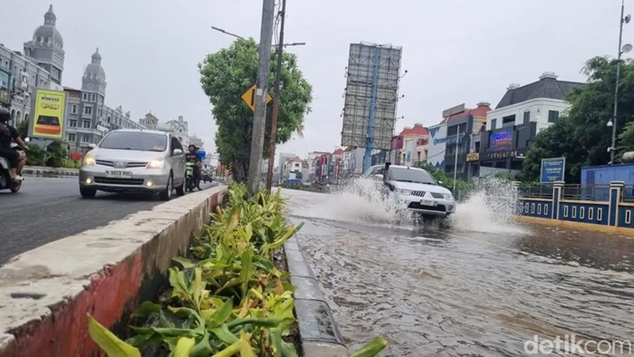 Banjir 30 Cm di Depan Balai Samudera Jakut, Contraflow Diberlakukan