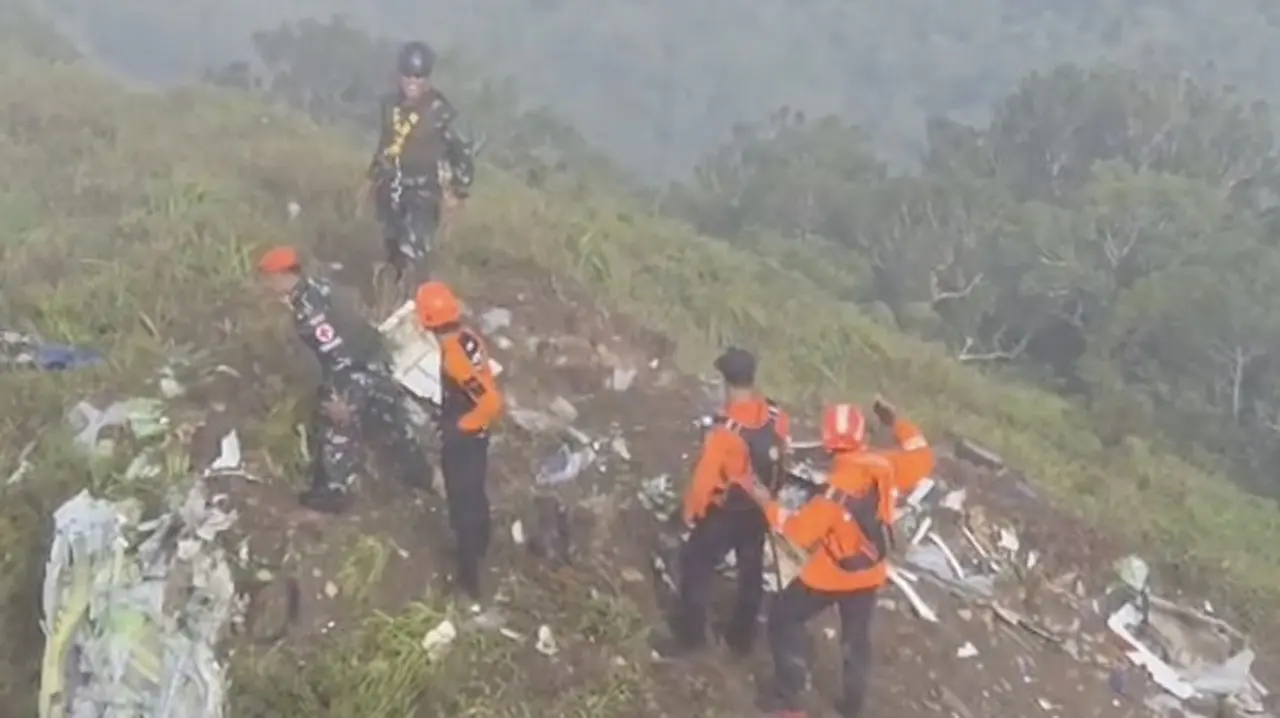 Cuaca Buruk dan Medan Terjal Hambat Pencarian Korban Pesawat ATR 42-500 di Sulsel