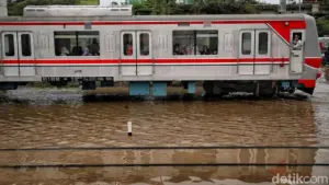 Banjir Rendam Rel, Perjalanan KRL ke Tanjung Priok Dihentikan Sementara