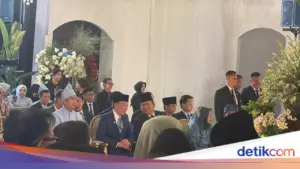 Momen Hangat Prabowo dan Jokowi Berbincang Usai Jadi Saksi Nikah Sekpri Prabowo