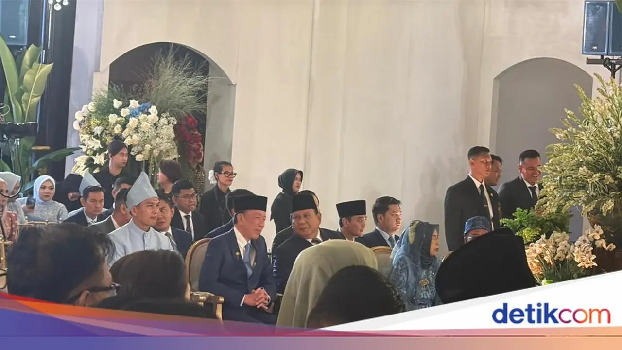 Momen Hangat Prabowo dan Jokowi Berbincang Usai Jadi Saksi Nikah Sekpri Prabowo Momen Hangat Prabowo dan Jokowi Berbincang Usai Jadi Saksi Nikah Sekpri Prabowo