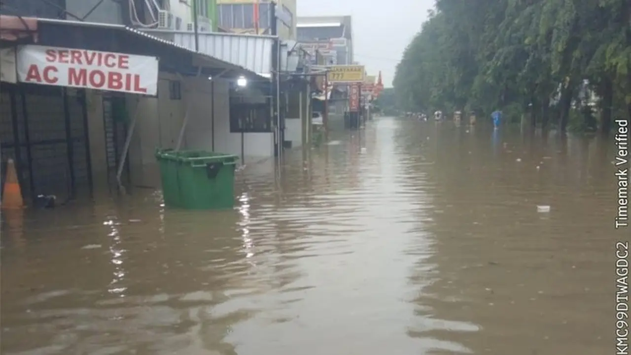 Banjir Kelapa Gading: Jalan Boulevard dan Pegangsaan Dua Terendam Air 5-35 Cm