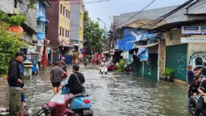 Banjir Pademangan Jakarta Utara: Warga Terpaksa Dorong Motor Lewati Genangan Air