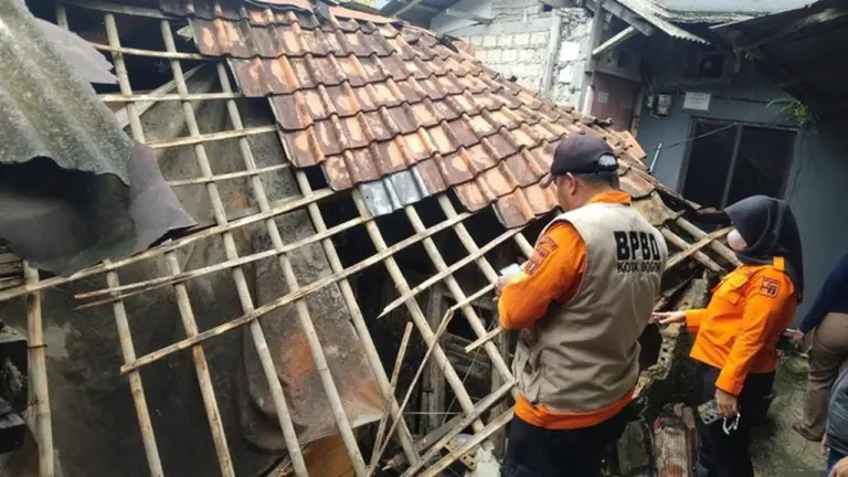 Rumah Warga Bogor Ambruk Diterjang Hujan Deras, Penghuni Terpaksa Mengungsi
