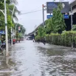 Jalan Ahmad Yani Jakarta Pusat Terendam Banjir, Pemotor Terpaksa Naik Trotoar