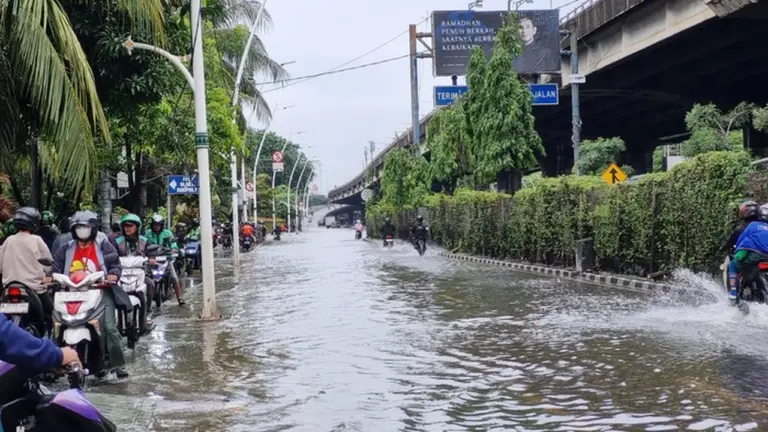 Jalan Ahmad Yani Jakarta Pusat Terendam Banjir, Pemotor Terpaksa Naik Trotoar