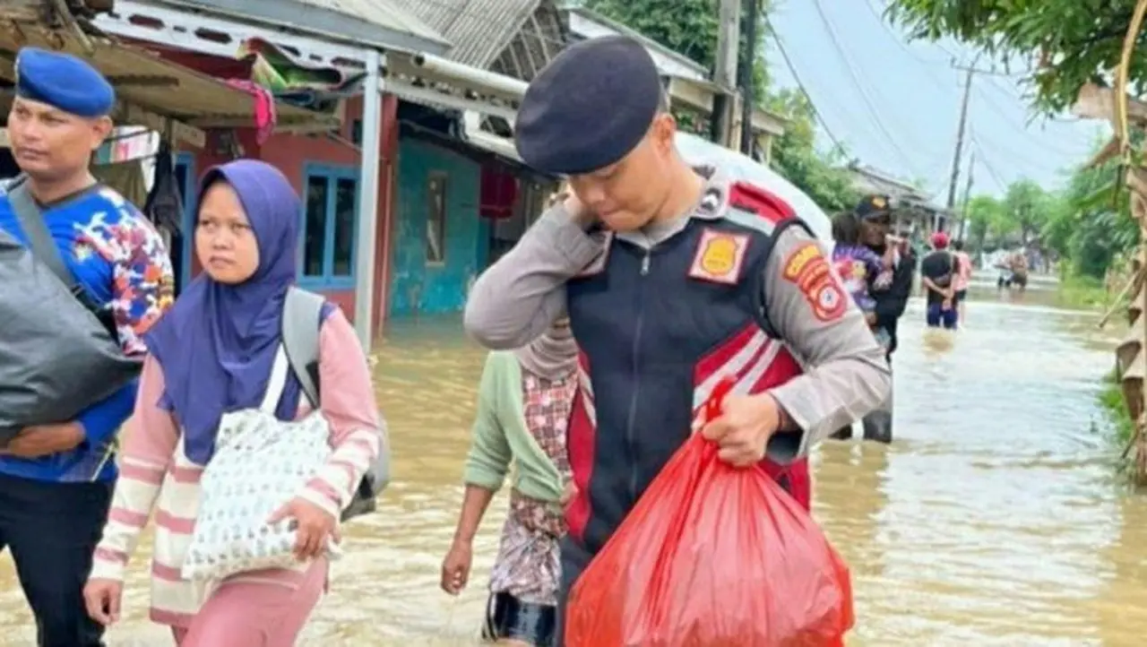 Banjir Karawang Meluas Akibat Hujan Deras dan Luapan Sungai Citarum-Cibeet Banjir Karawang Meluas Akibat Hujan Deras dan Luapan Sungai Citarum-Cibeet