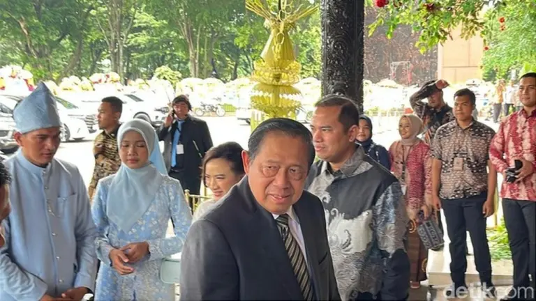 SBY Hadiri Pernikahan Sekpri Prabowo di TMII, Disambut Hangat Kerabat Pengantin