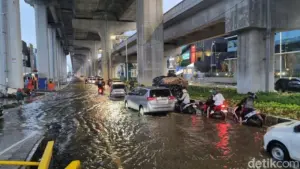 Jalan Boulevard Kelapa Gading Terendam Banjir, Lalin Tersendat Sore Ini