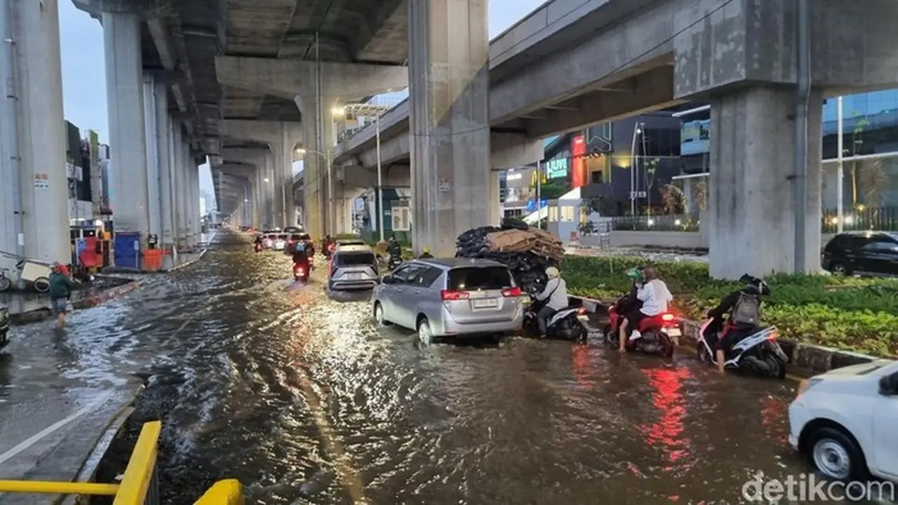 Jalan Boulevard Kelapa Gading Terendam Banjir, Lalin Tersendat Sore Ini