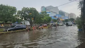 Banjir Gunung Sahari Jakarta Surut, Mobil Kembali Melintas Lancar